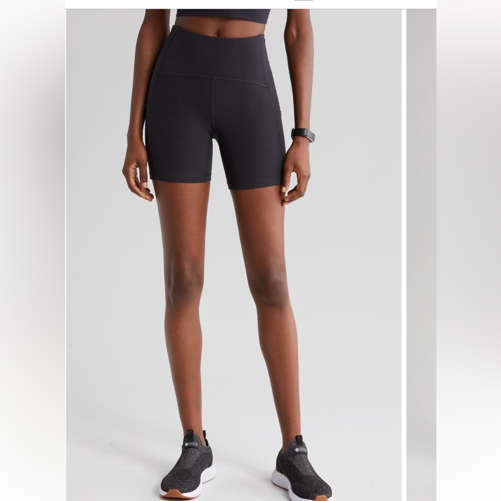 Zella NWT Studio Luxe Pocket Bije shorts